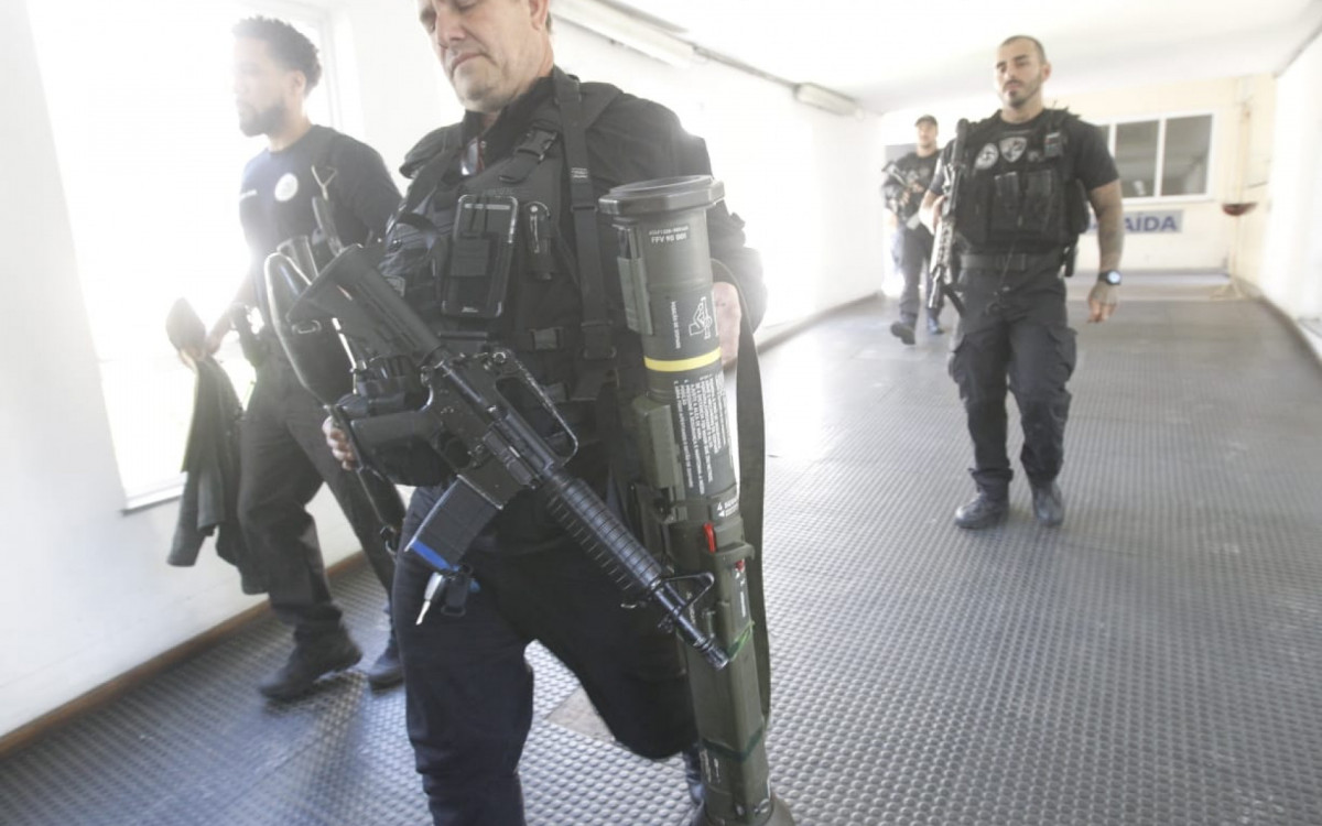 Entre os materiais apreendidos estão um lança-rojão e fuzis - Reginaldo Pimenta/Agência O DIA