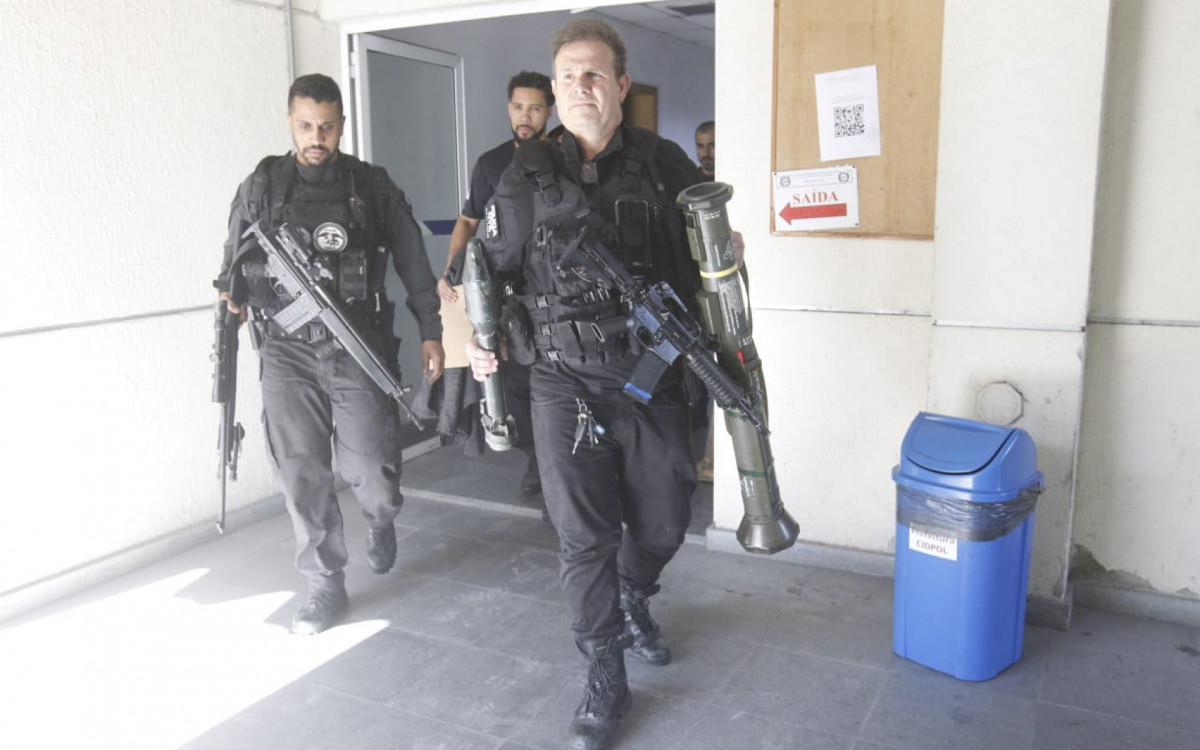 Entre os materiais apreendidos estão um lança-rojão e fuzis - Reginaldo Pimenta/Agência O DIA