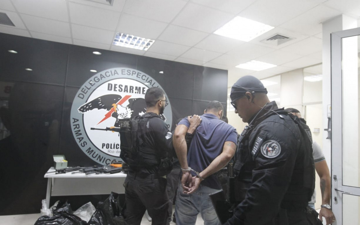 Um dos presos durante operação contra fabricação e comercialização de armas e munições - Reginaldo Pimenta/Agência O DIA