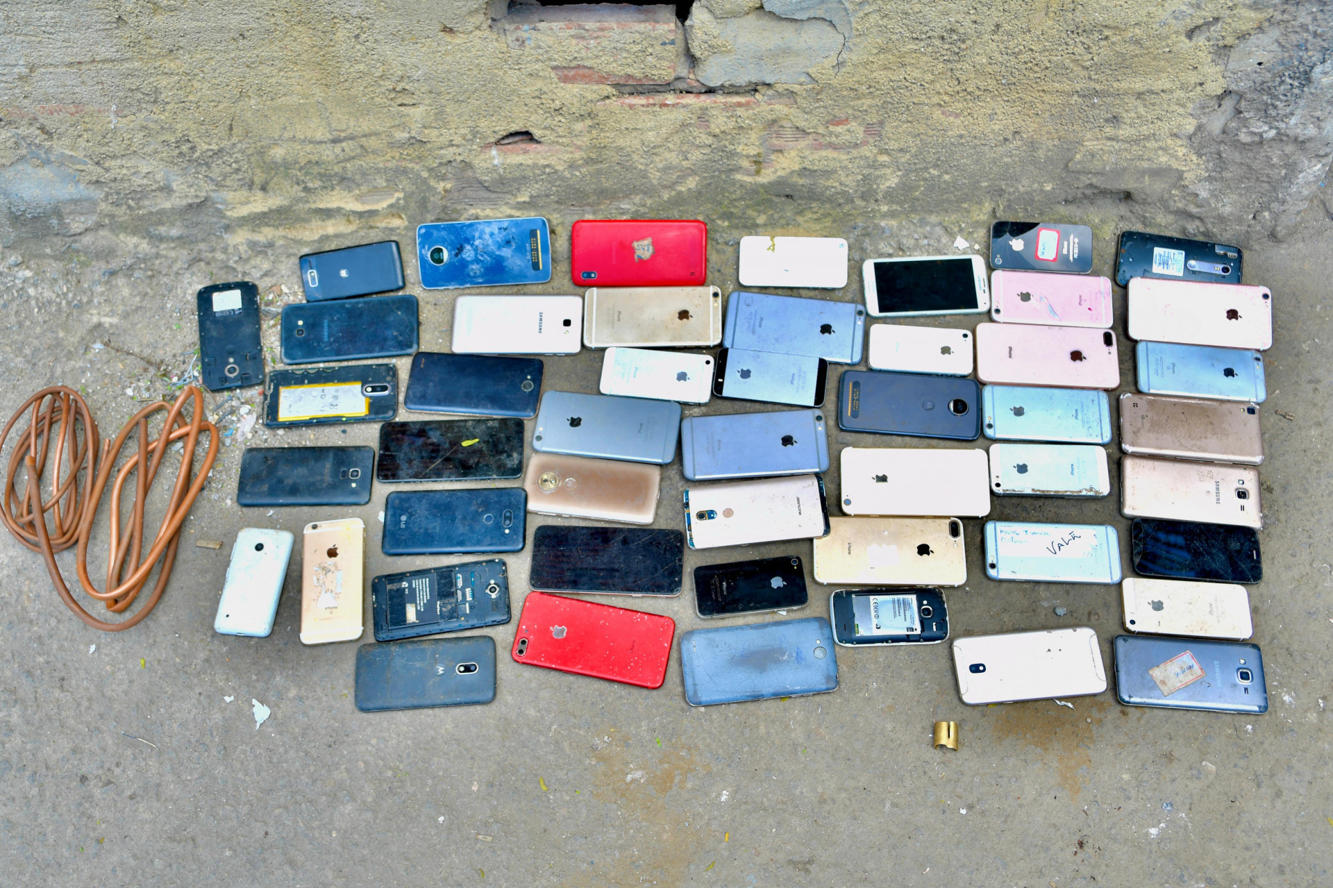 Agentes recuperaram telefones celulares de proced&ecirc;ncia duvidosa - Jeovani Campos / PMBR