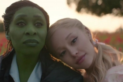 Vídeo! Fã dribla segurança e agarra Ariana Grande na première de 'Wicked - Parte II' em Singapura