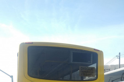 Acidente entre ônibus e moto deixa um ferido na Avenida Brasil