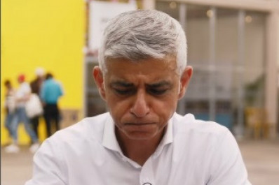 Vídeo: Prefeito de Londres causa polêmica ao experimentar quitutes brasileiros no Rio