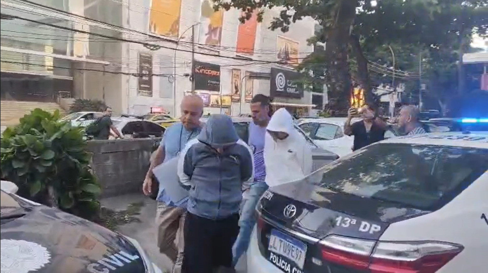 Casal foi encaminhado para a Delegacia Especial de Apoio ao Turismo (Deat)