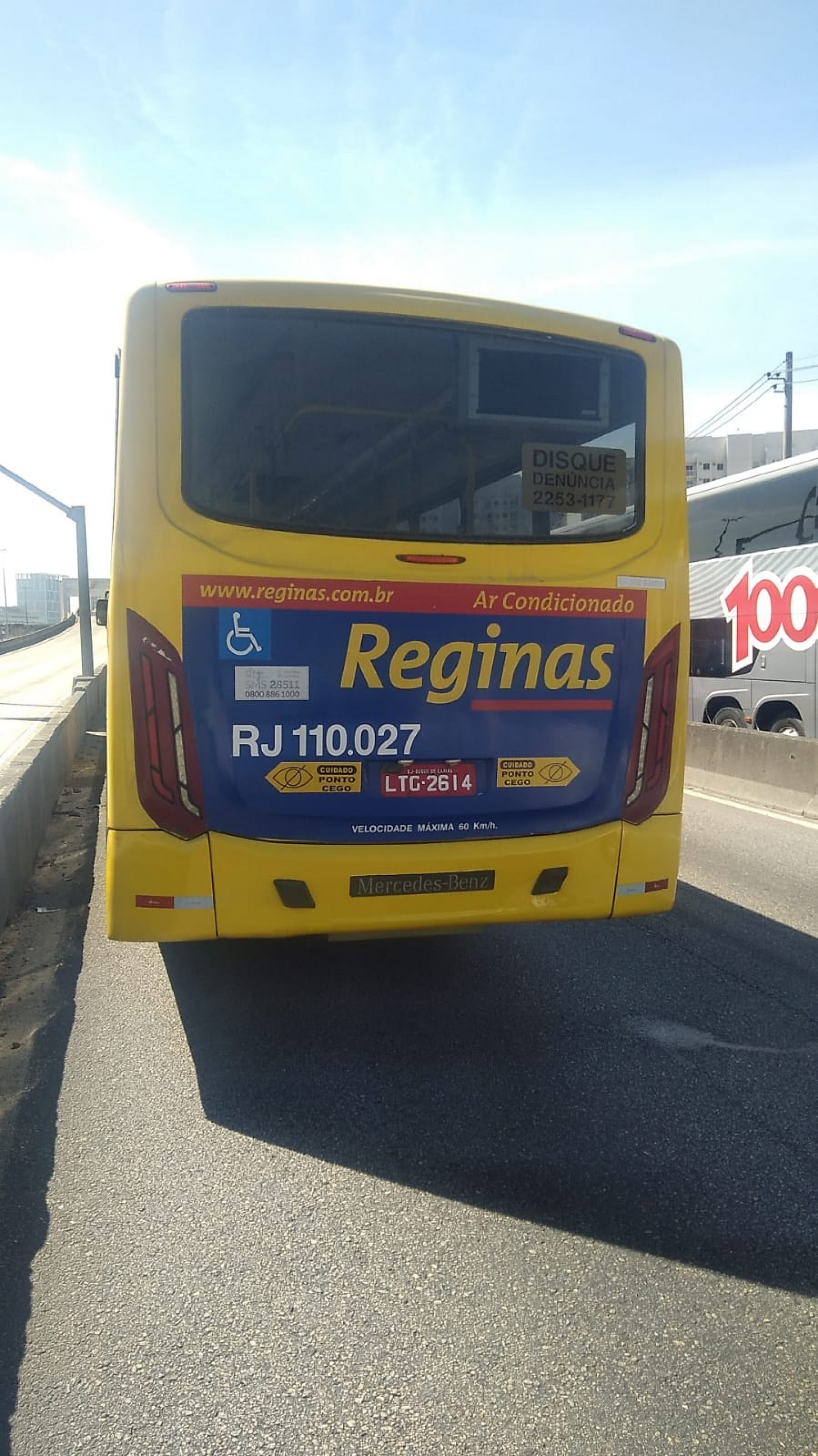 Ônibus da empresa Reginas envolvido no acidente