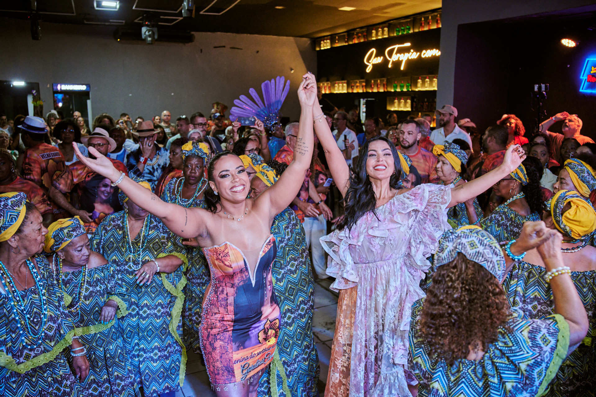 Gardênia Cavalcanti posa com a presidente da escola de samba Tradição, Raphaela Nascimento - Fausto Silva / S1 Comunicações 