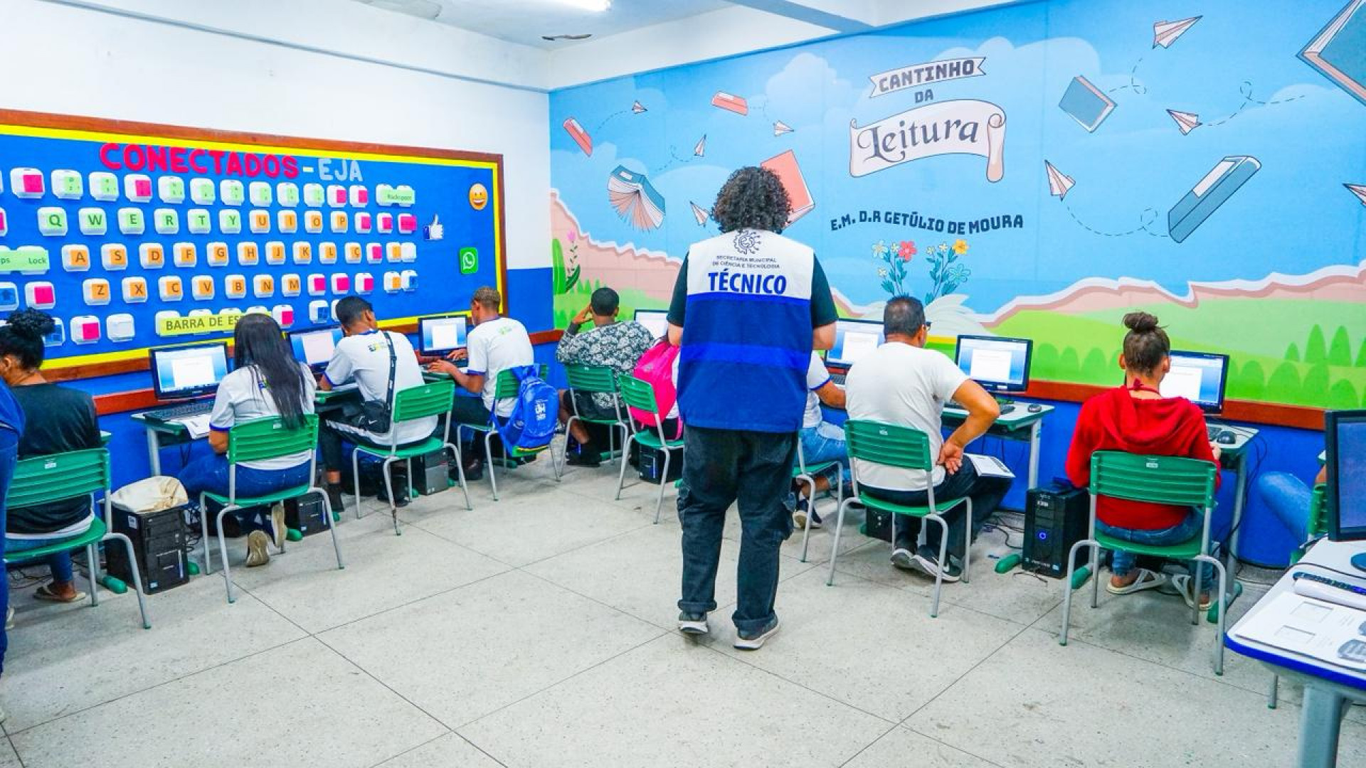 Professores orientam alunos do 6&ordm; ao 9&ordm; ano em atividades te&oacute;ricas e pr&aacute;ticas - Gilberto Rocha/ PMSJM
