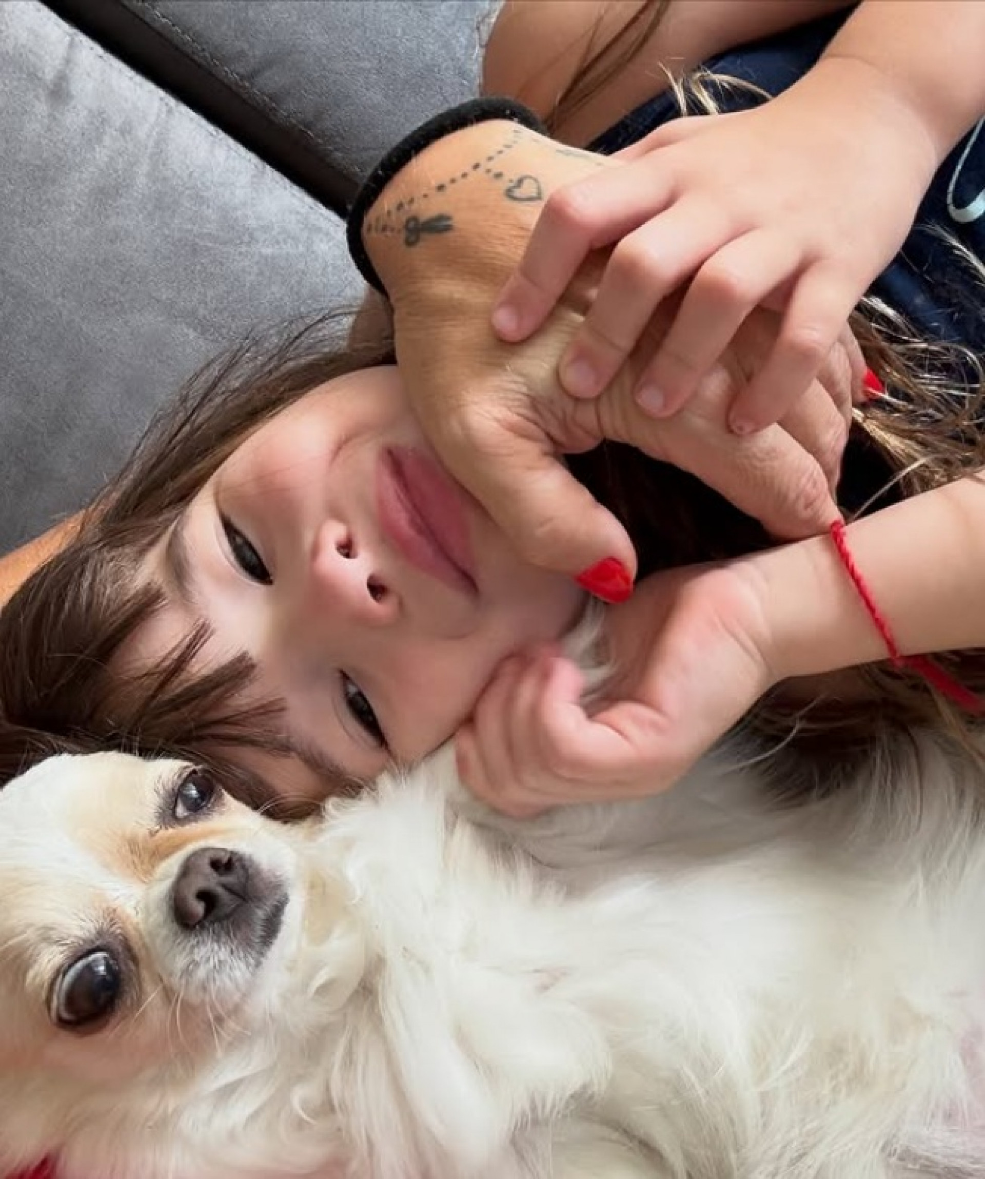 Lara (filha de Danny Bananinha) e a cachorrinha delas - Reprodução / Instagram