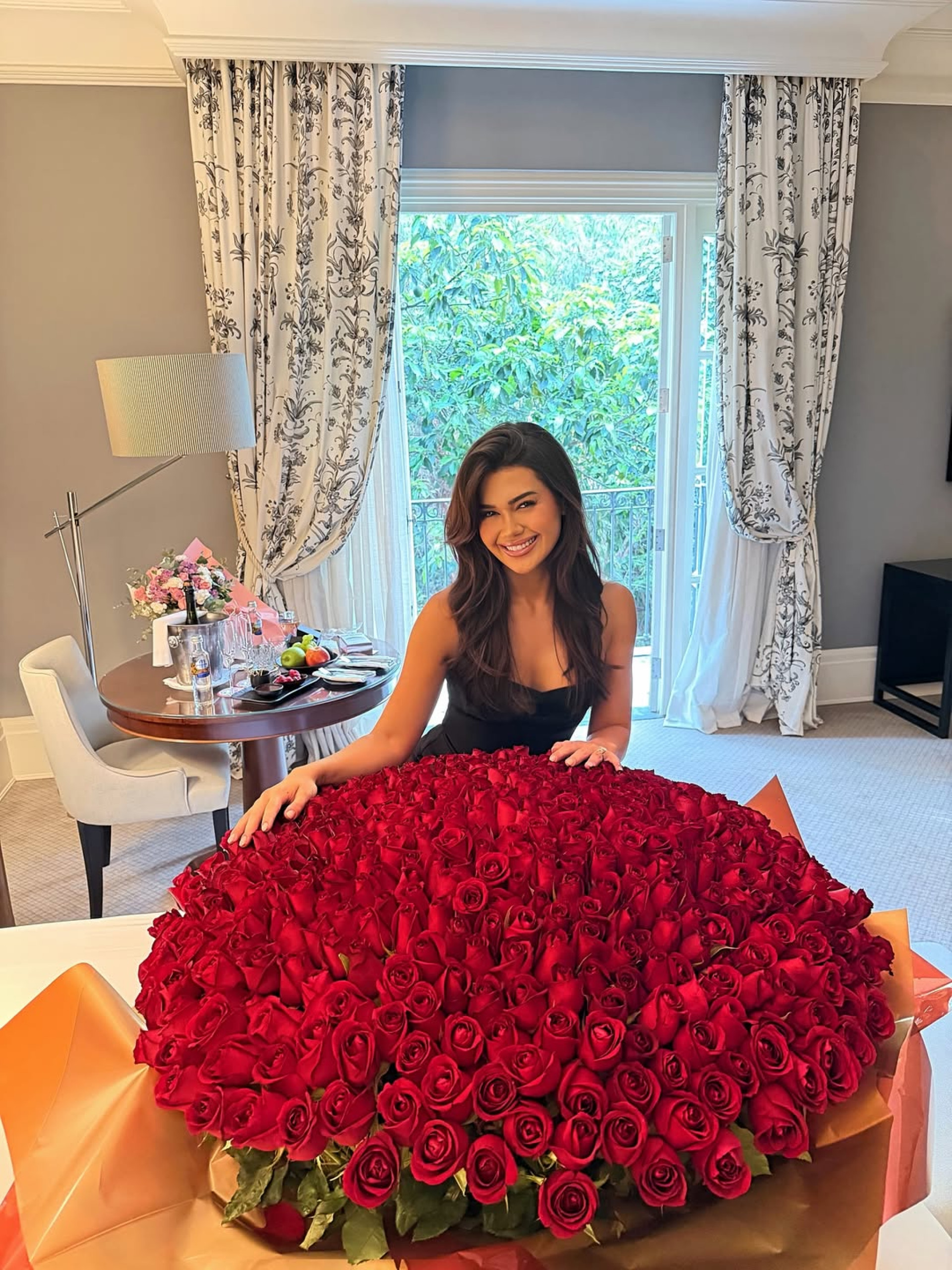 Franciny Ehlke completa um mês de casada com bilionário Tony Maleh e ganha buquê de rosas gigante - Reprodução / Instagram