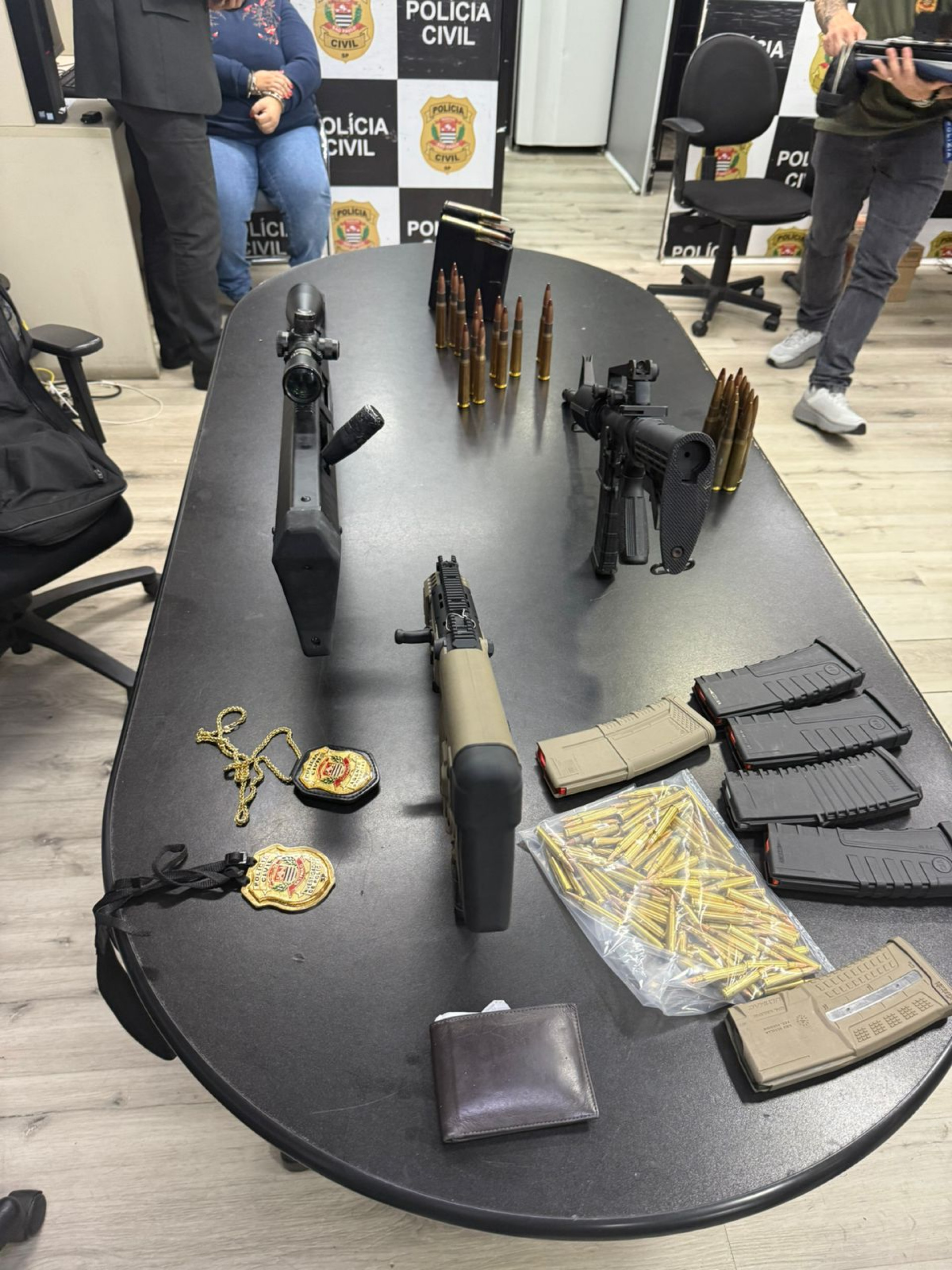 Foram apreendidos três fuzis de guerra que estavam dentro de uma cama-baú - Divulgação/ SSP-SP