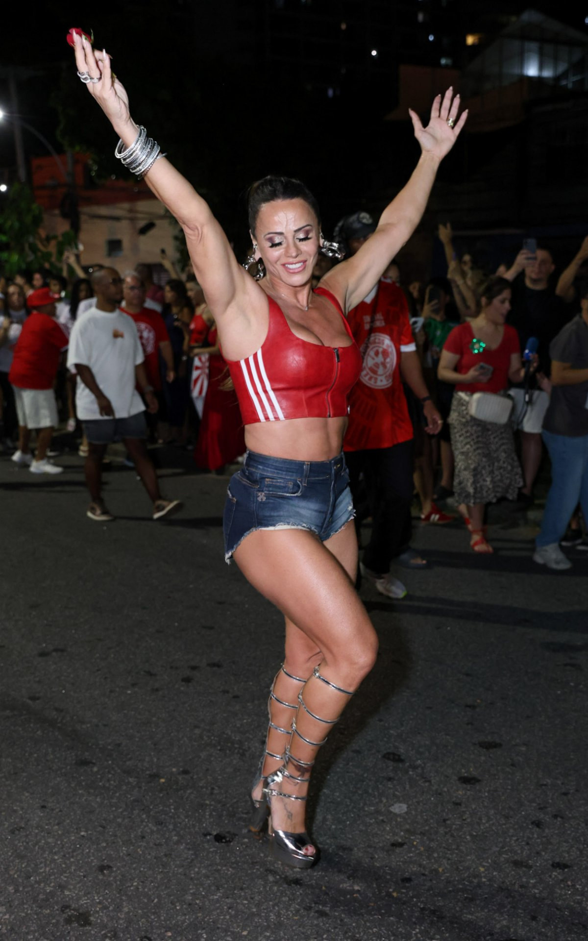 Viviane Araujo se esbalda em ensaio de rua do Salgueiro