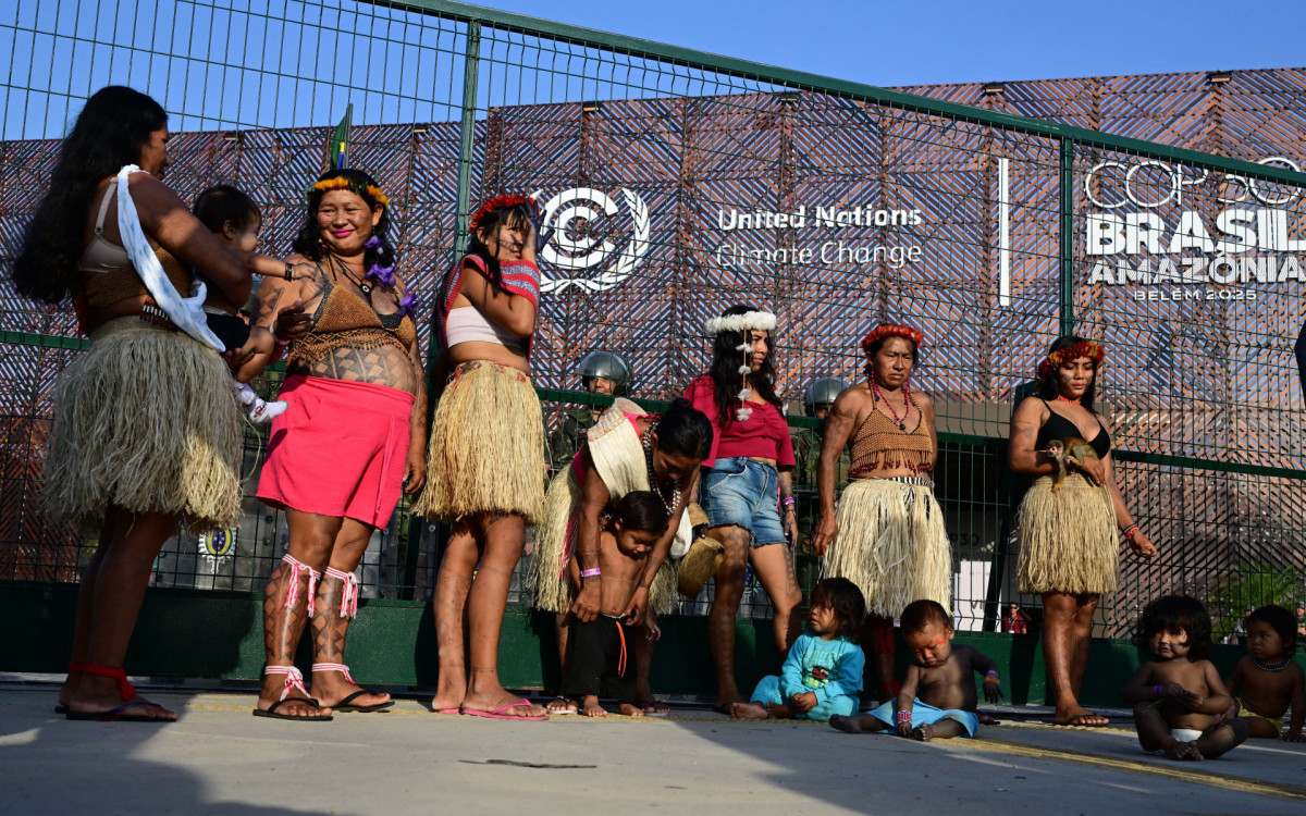 Membros do movimento indígena Munduruku Ipereg Ayu fazem protesto do lado de fora do local da COP30 em Belém - AFP