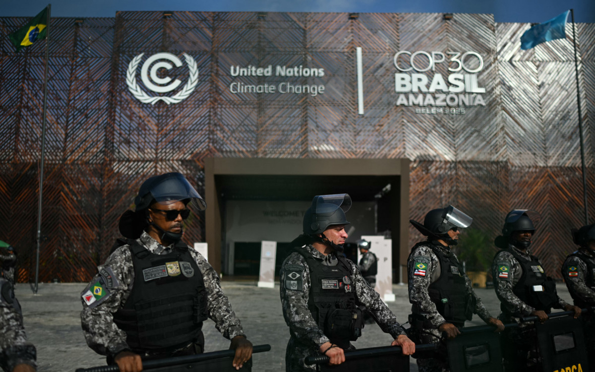 Membros do movimento indígena Munduruku Ipereg Ayu fazem protesto do lado de fora do local da COP30 em Belém - AFP