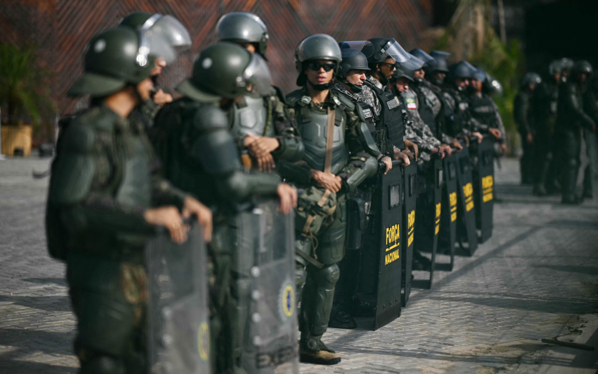 Membros do movimento indígena Munduruku Ipereg Ayu fazem protesto do lado de fora do local da COP30 em Belém - AFP