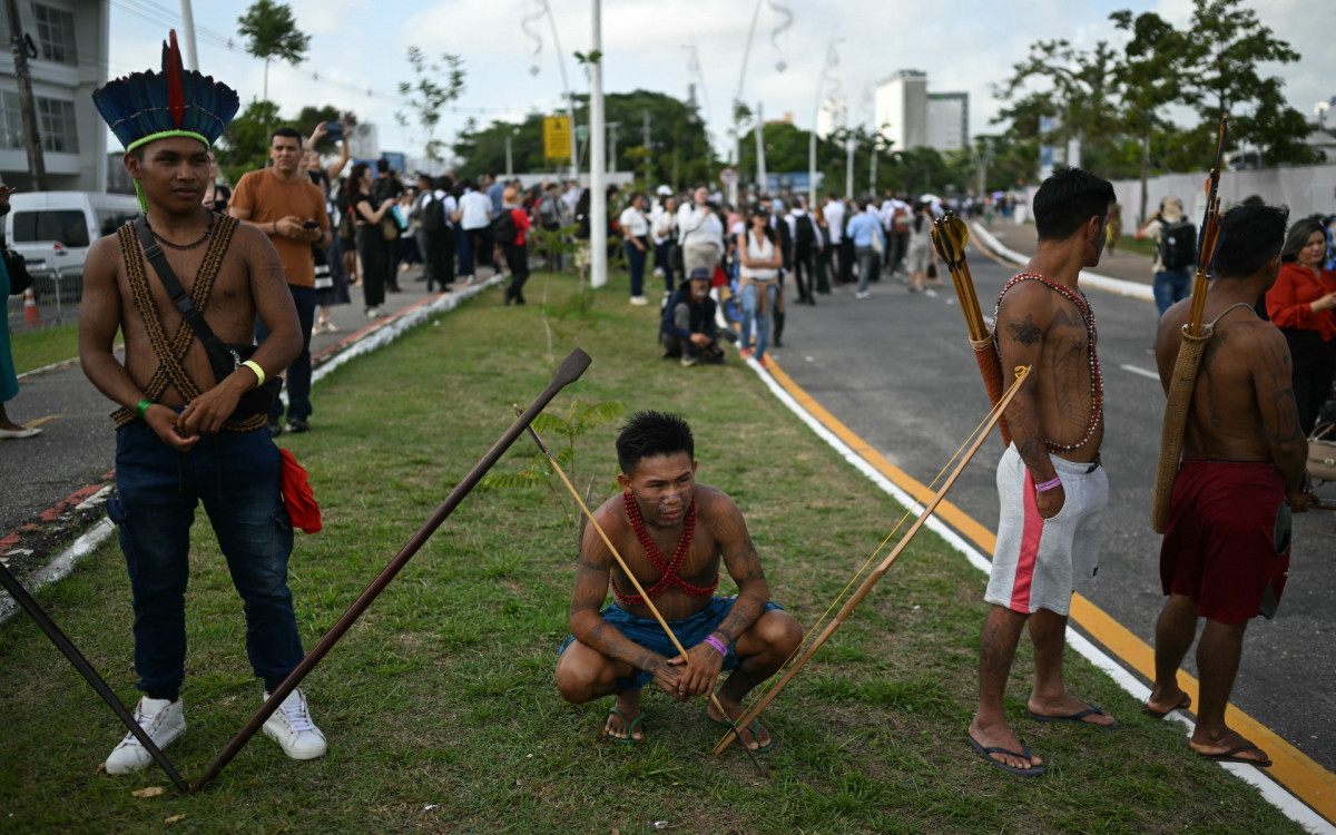 Membros do movimento indígena Munduruku Ipereg Ayu fazem protesto do lado de fora do local da COP30 em Belém - AFP