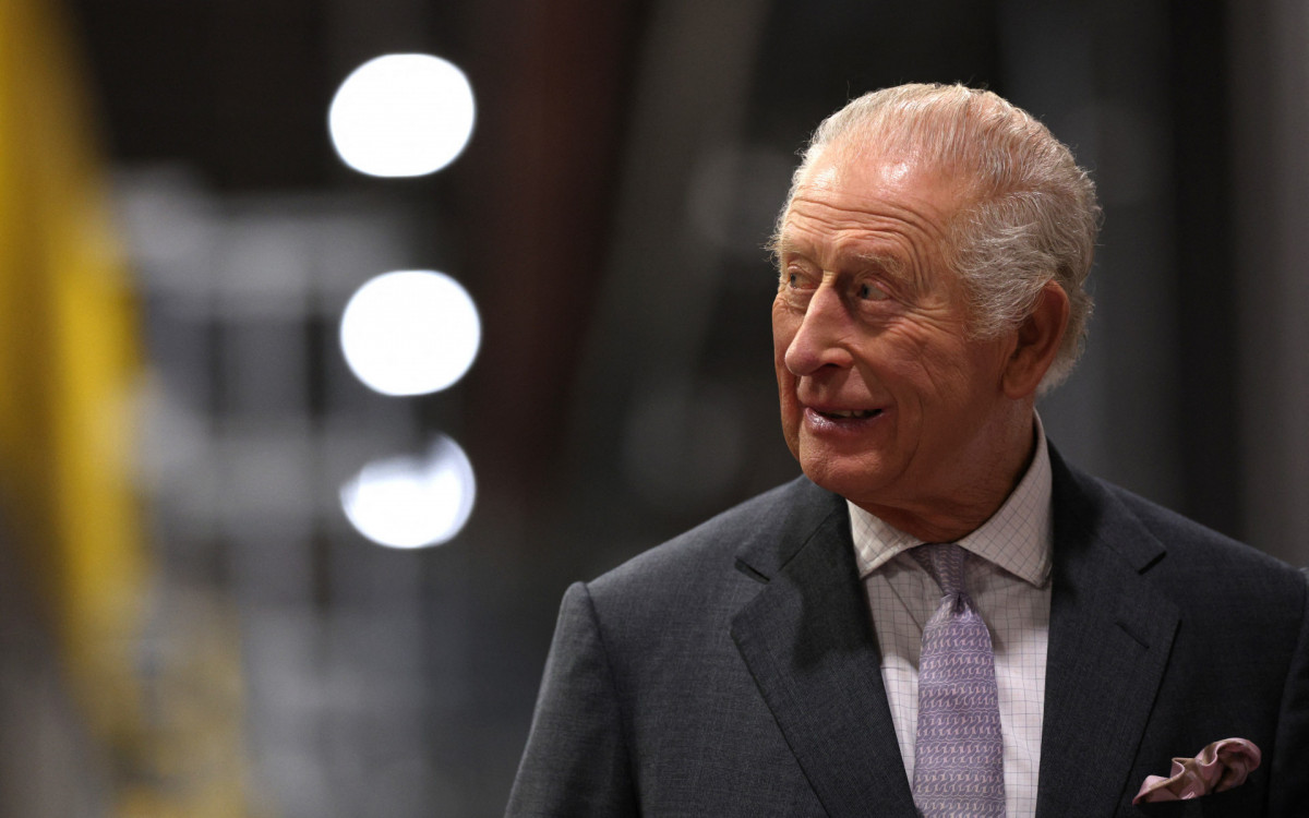 Monarca viajou para participar de uma recepção pelo 200º aniversário do Castelo de Cyfarthfa e inaugurar um depósito de trens - AFP