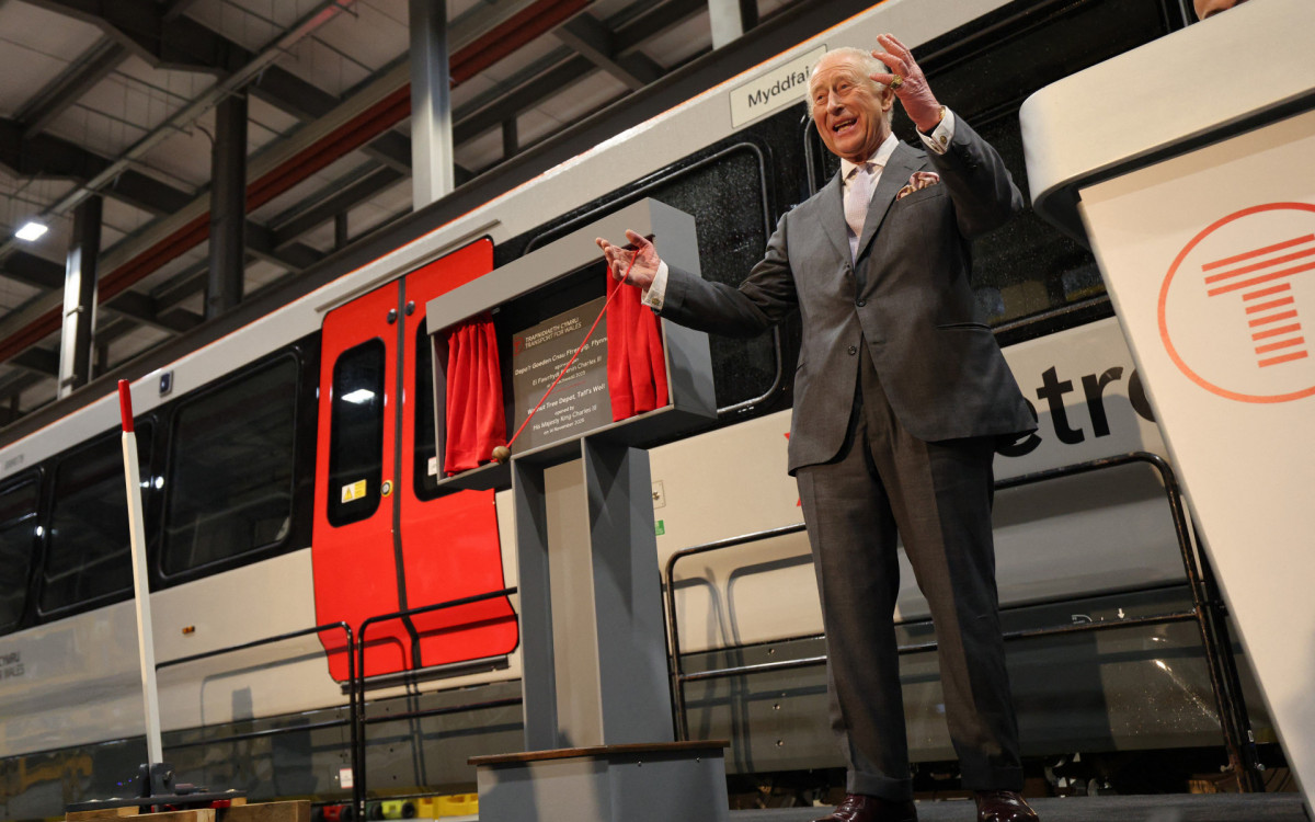 Monarca viajou para participar de uma recepção pelo 200º aniversário do Castelo de Cyfarthfa e inaugurar um depósito de trens - AFP