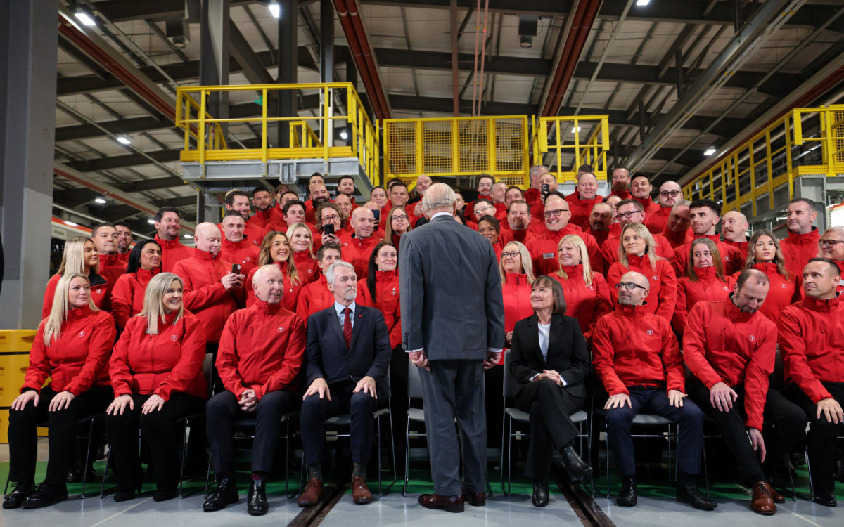 Monarca viajou para participar de uma recepção pelo 200º aniversário do Castelo de Cyfarthfa e inaugurar um depósito de trens - AFP