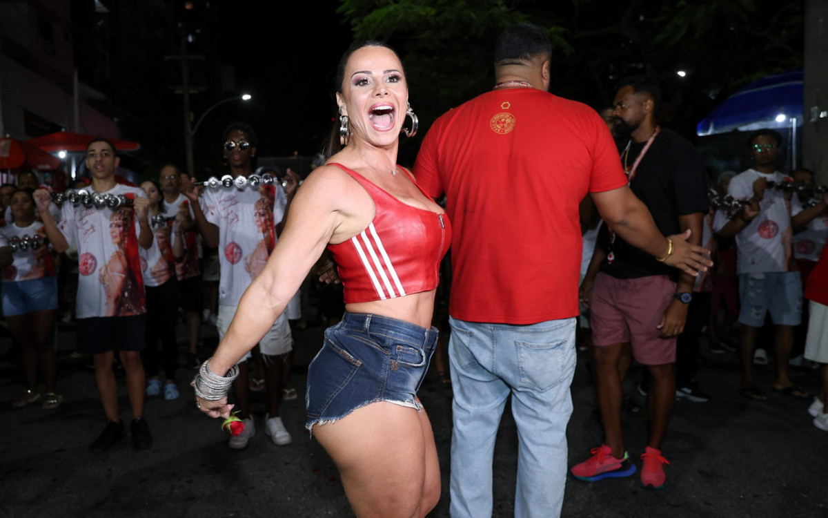 Viviane Araujo se esbalda em ensaio de rua do Salgueiro