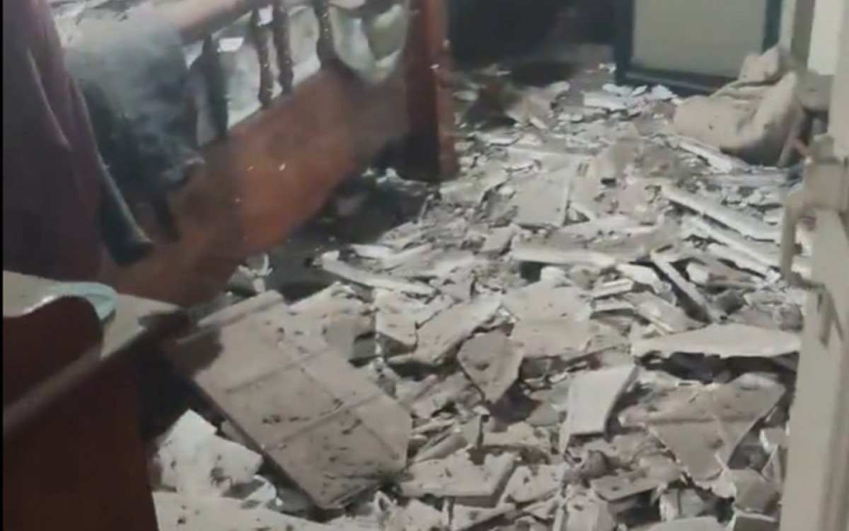 Homem encontrou grande parte de seu teto destruído ao chegar em casa