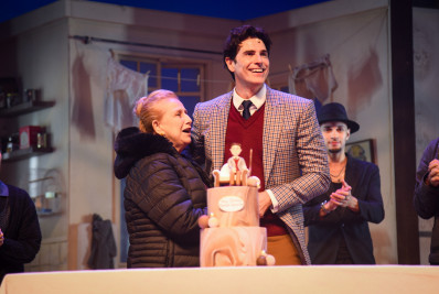 Reynaldo Gianecchini ganha festa de aniversário e surpresa da mãe no teatro