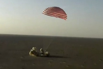 Astronautas chineses retornam à Terra após missão de mais de seis meses