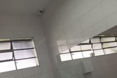 Diretora é afastada após câmera ser encontrada dentro do banheiro de escola