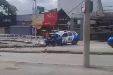Viatura da PM colide com canteiro em tentativa de abordagem na Taquara