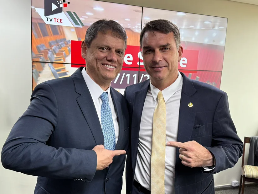 Em meio a discussão sobre sucessão de Bolsonaro, Flávio posta foto com Tarcísio