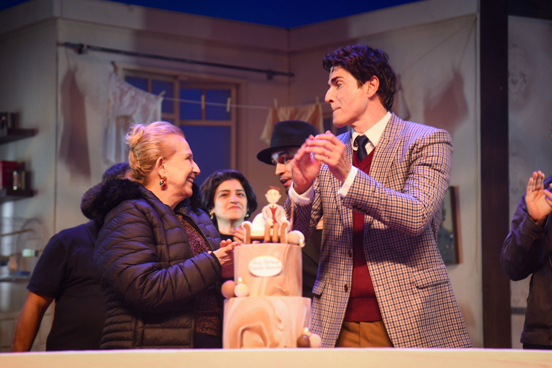 Mãe de Reynaldo Gianecchini participou de surpresa para o filho em teatro  - Andy Santana/Brazil News