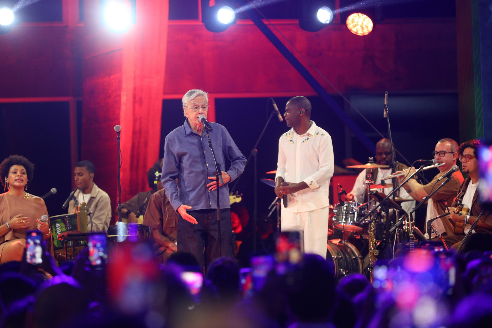 Caetano Veloso e Pretinho da Serrinha durante show - Victor Chapetta / BrazilNews