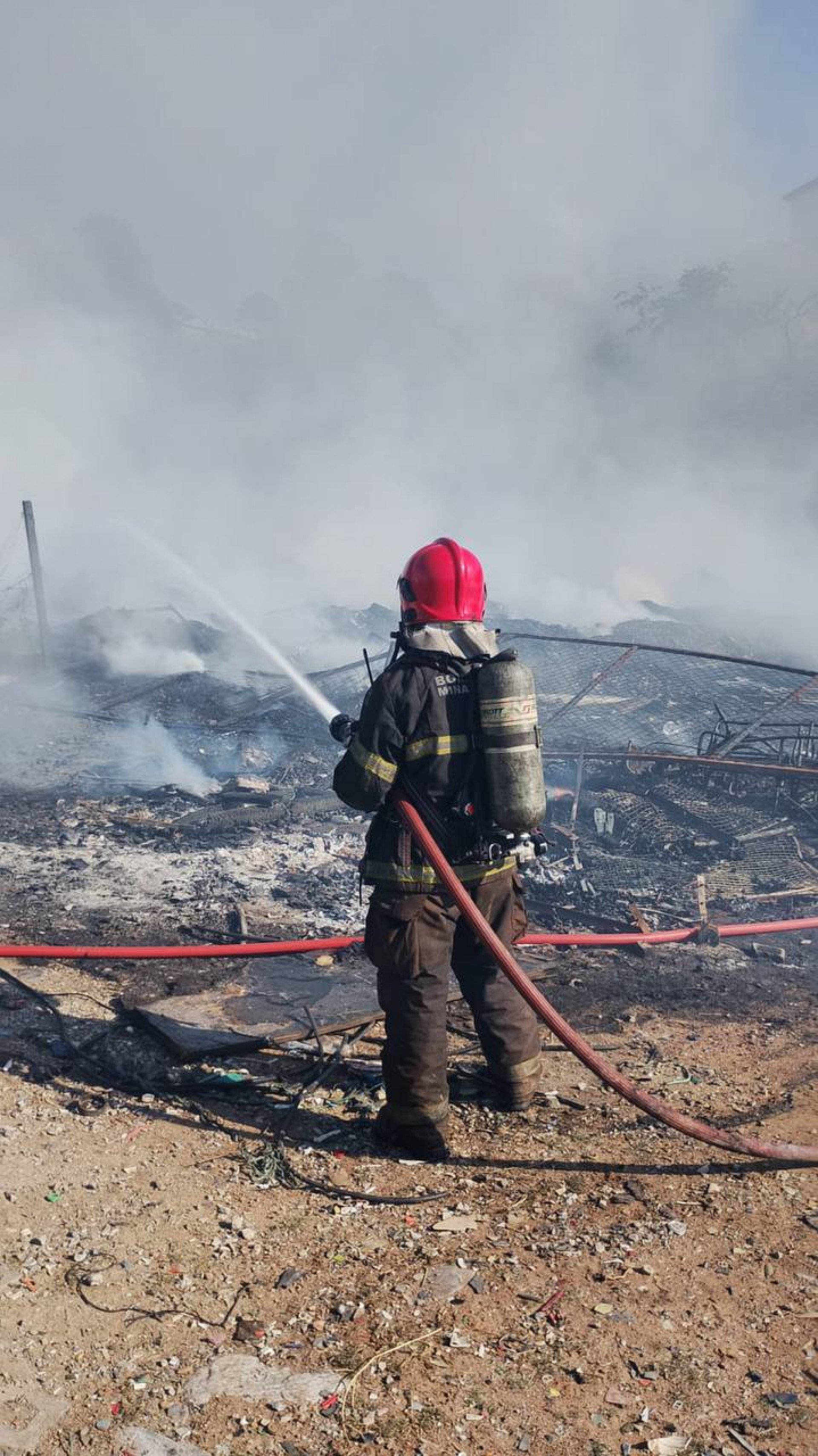 Incêndio de grandes proporções atinge lote com materiais recicláveis em Contagem - Divulgação/ Corpo de Bombeiros