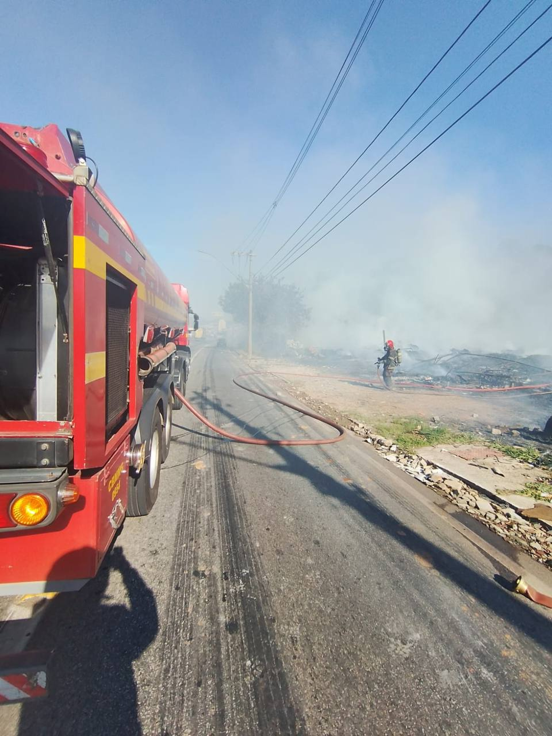 Incêndio de grandes proporções atinge lote com materiais recicláveis em Contagem - Divulgação/ Corpo de Bombeiros