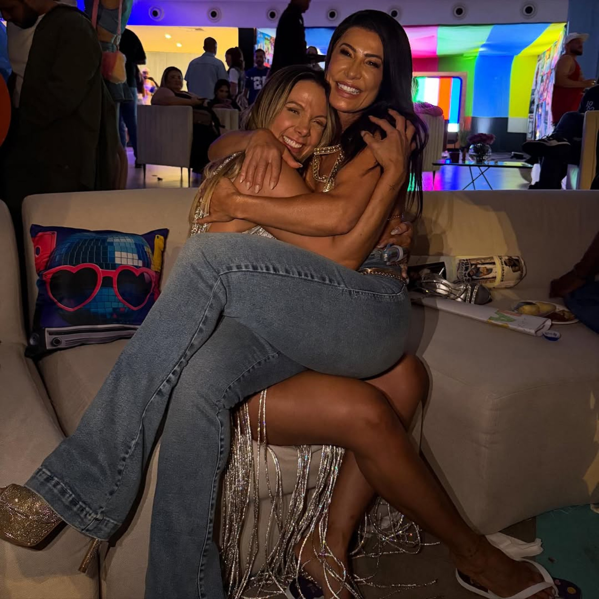 Scheila Carvalho ganha colo de Carla Perez em reencontro - Reprodução / Instagram