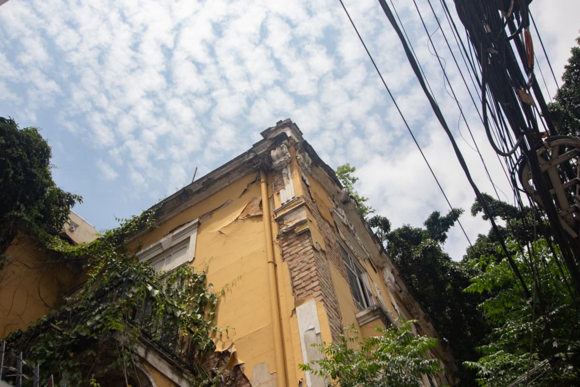 Casarão na Rua Mena Barreto, nº 71, em Botafogo, na Zona Sul, está em péssimo estado de conservação
 - Érica Martin/Agência O Dia
