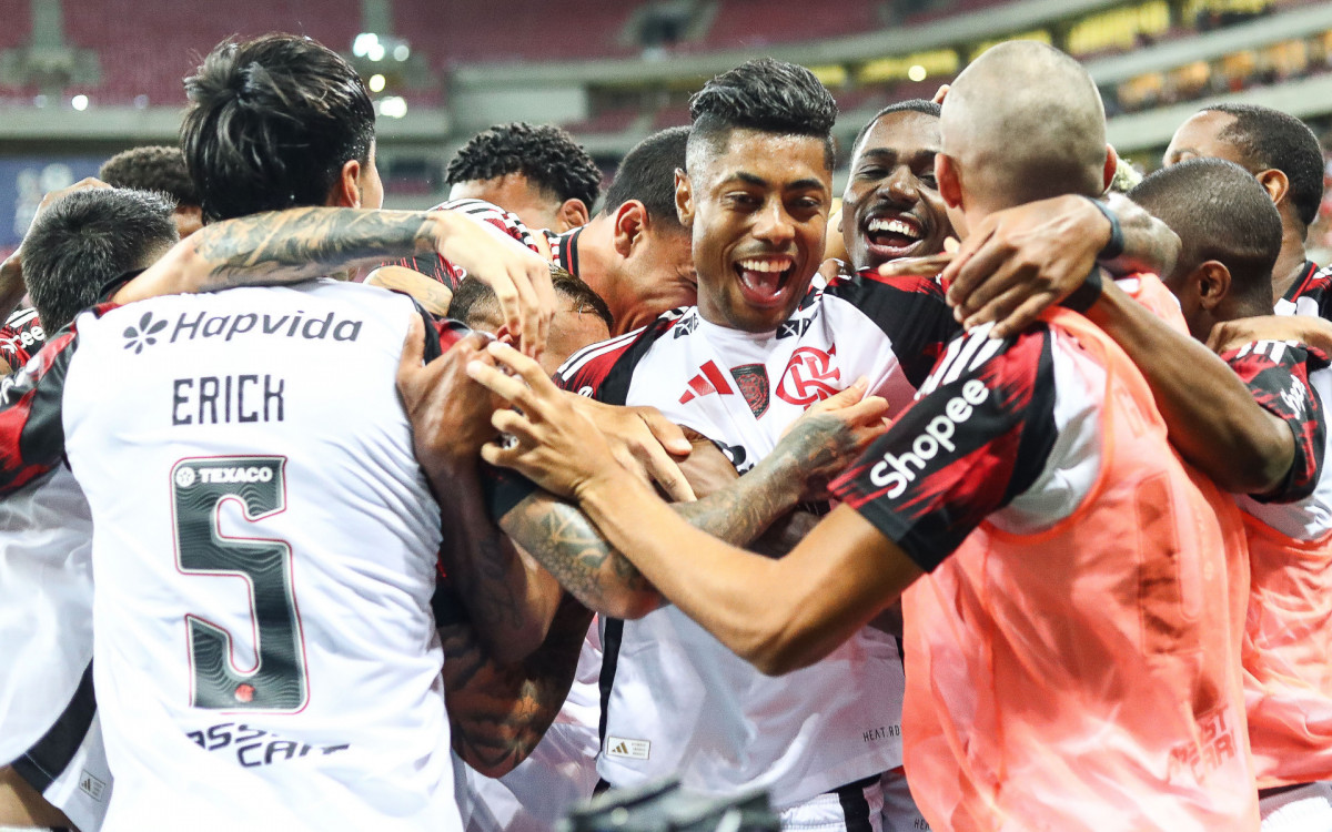 Liberado para jogar pelo STJD, Bruno Henrique marca o terceiro gol do Flamengo e faz a festa com os companheiros na Arena Pernambuco