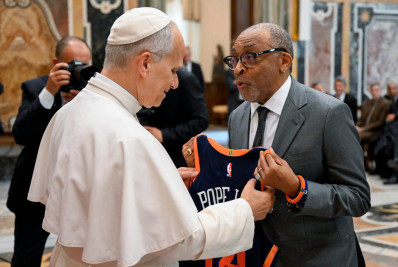 Papa recebe estrelas do cinema no Vaticano e ganha camisa de basquete de Spike Lee
