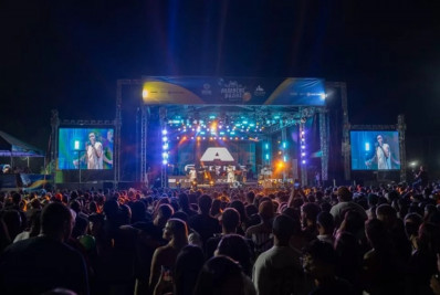 Pixote leva milhares de pessoas à Praça da Tia Uia em noite de pagode pelos 30 anos de Búzios