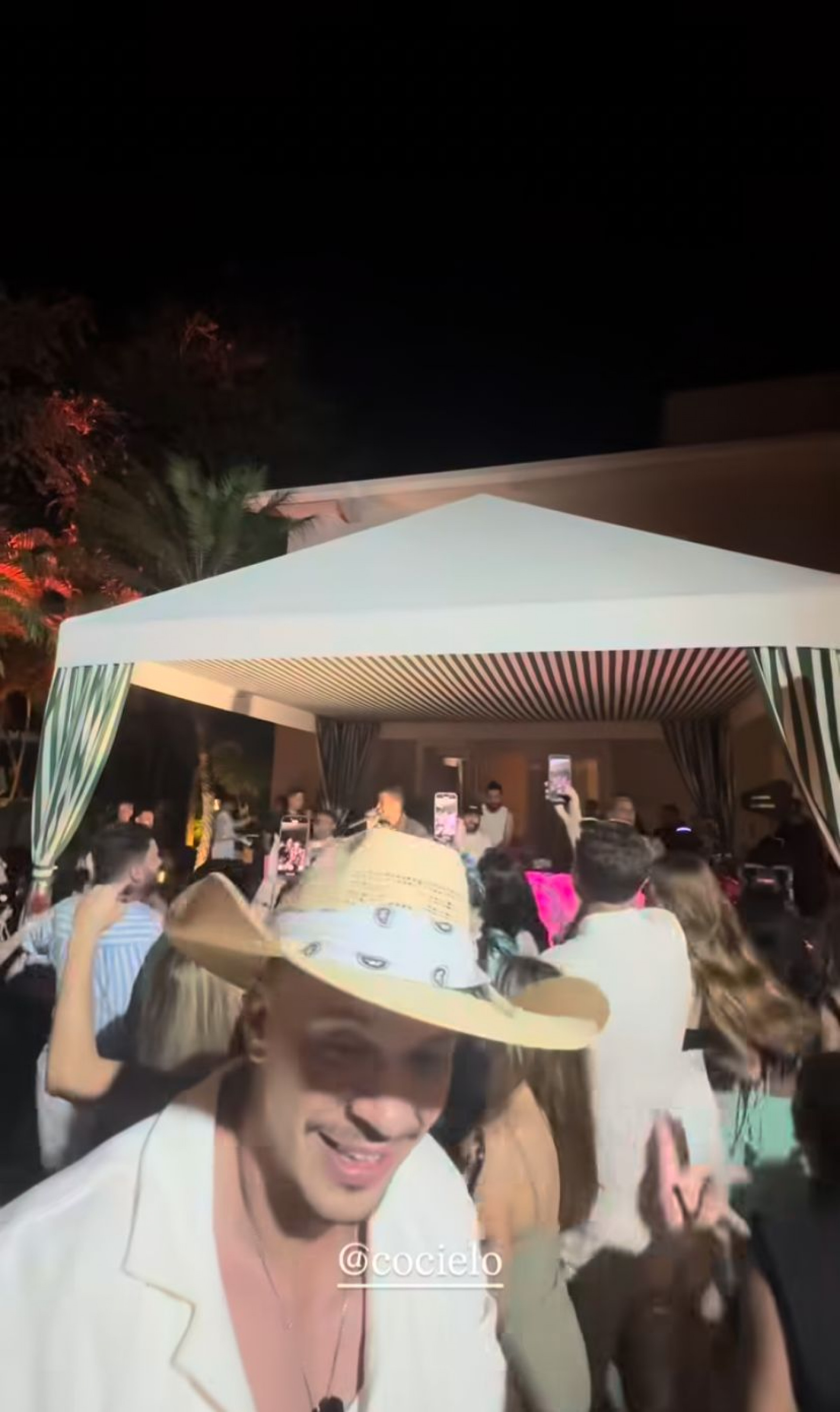 Júlio Cocielo é flagrado na festa de aniversário de Tata Estaniecki - Reprodução/Instagram