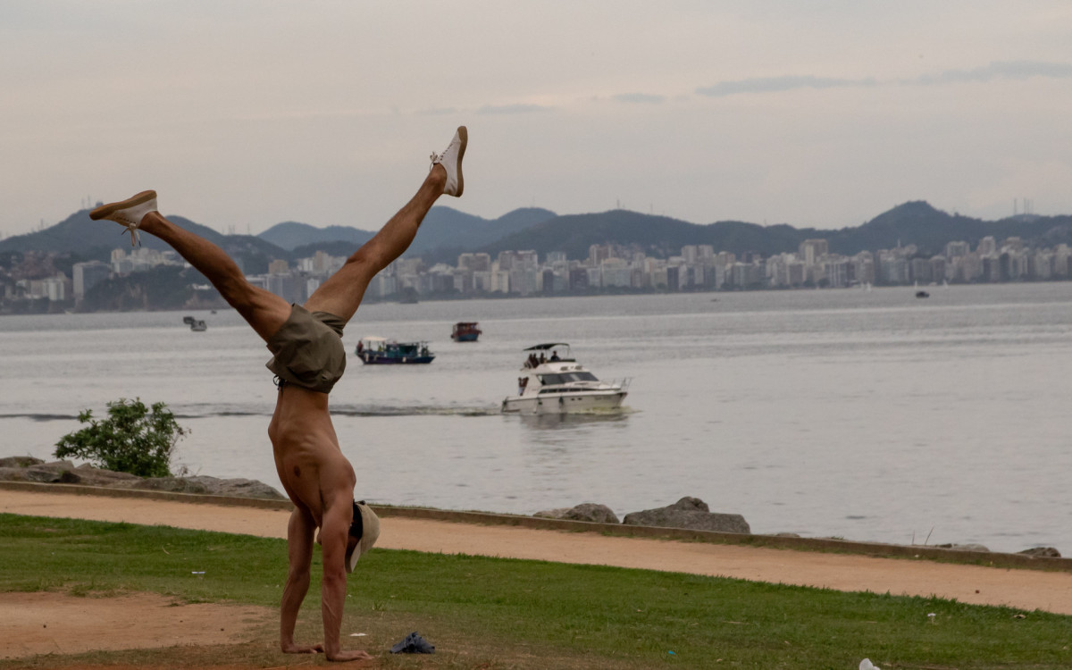 Movimentação no aterro do Flamengo, zona sul do Rio de Janeiro, na tarde deste domingo (16)