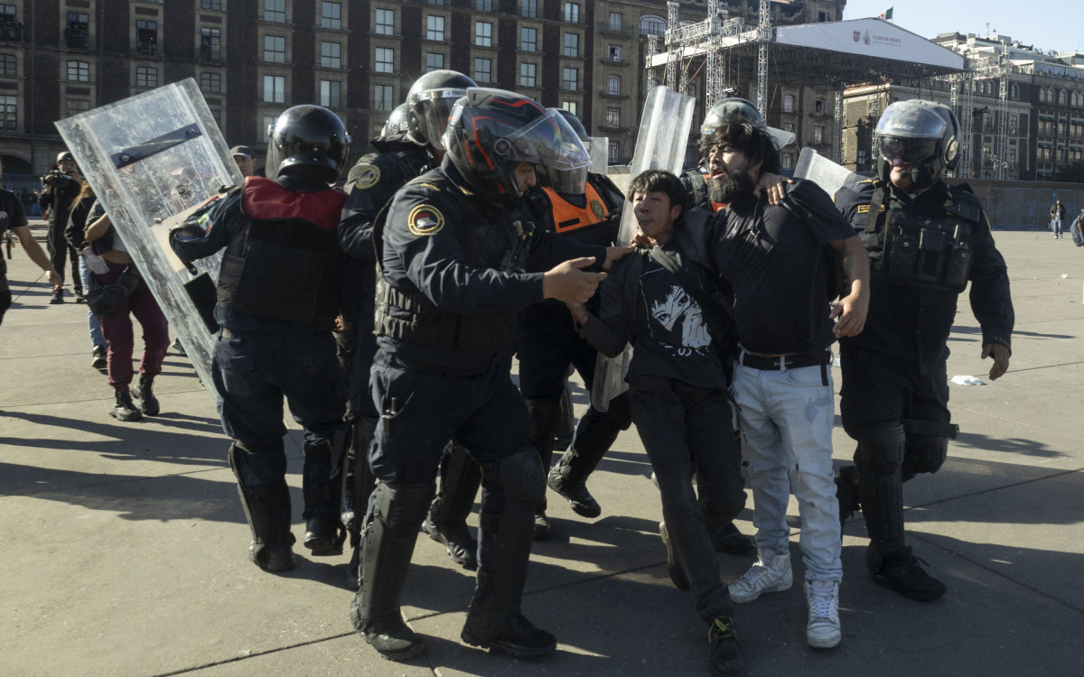 Policiais prendem manifestantes durante confrontos em um protesto contra o governo do Mexico - AFP