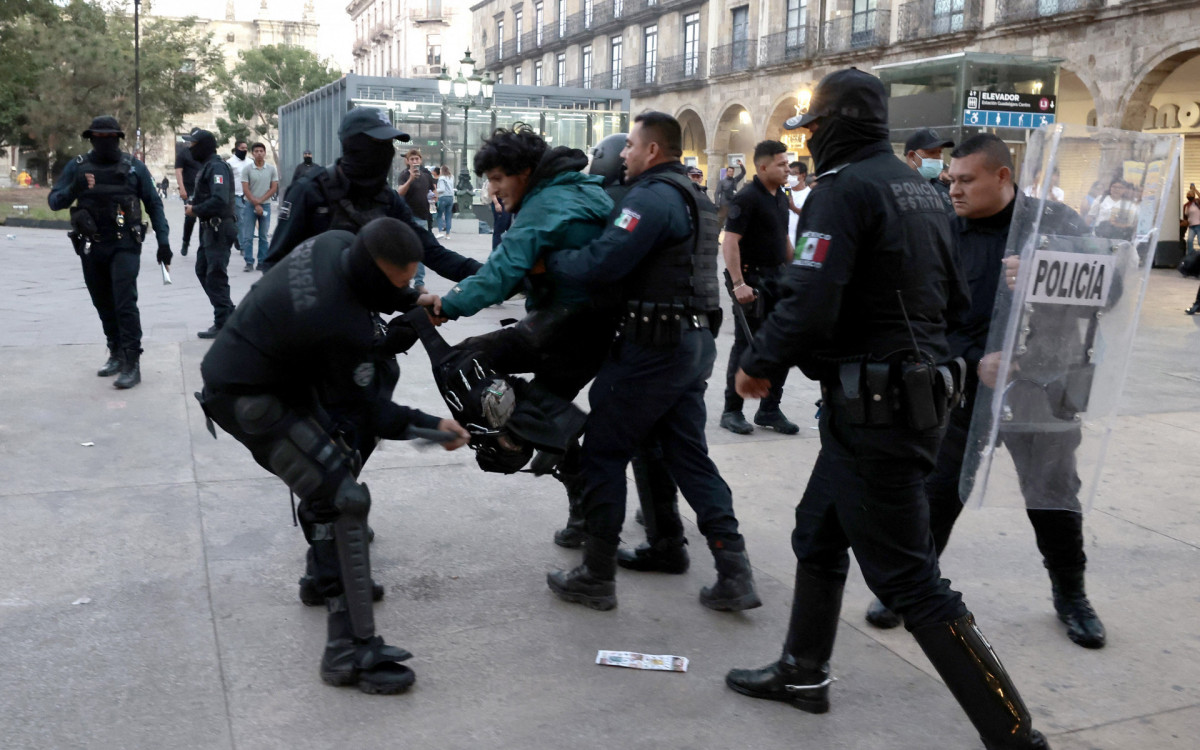Policiais prendem manifestantes durante confrontos em um protesto contra o governo do Mexico - AFP