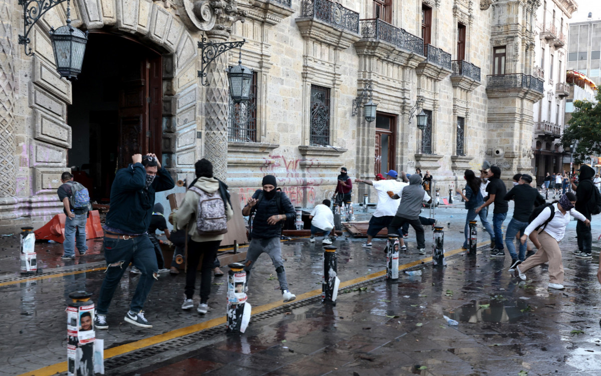 Manifestantes vandalizam o Palácio do Governo - AFP