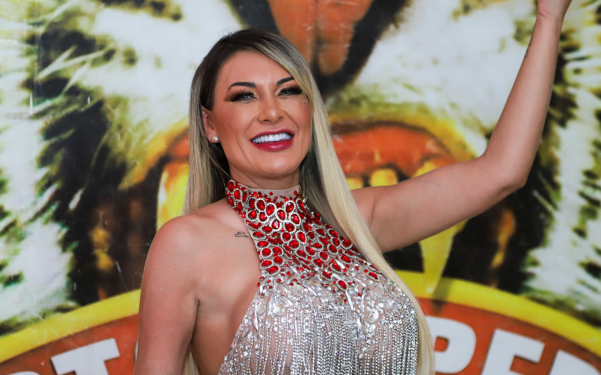 Andressa Urach é apresentada como musa da Porto da Pedra