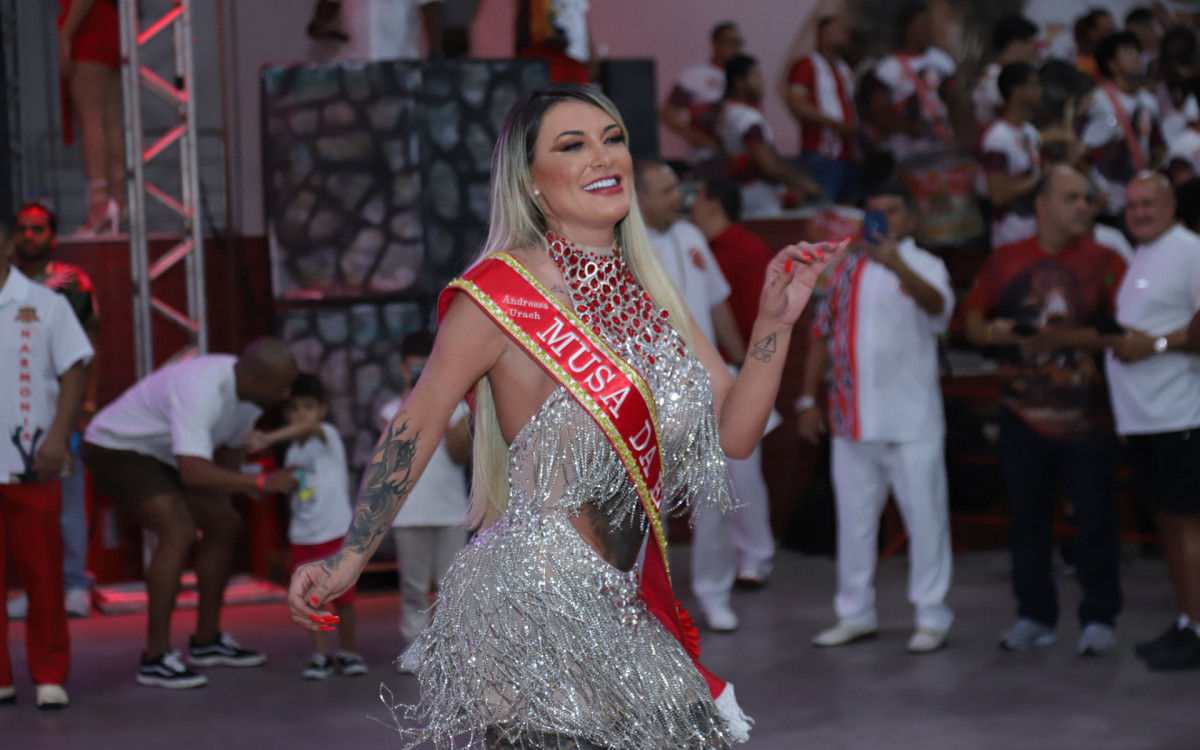 Andressa Urach é apresentada como musa da Porto da Pedra