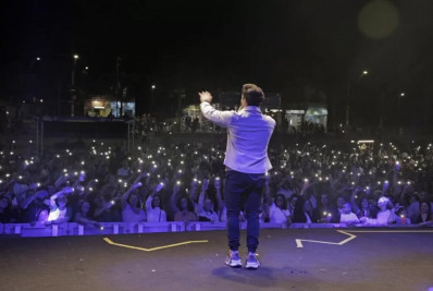 Fiéis lotam Praça Tia Uia em missa campal e show de Thiago Brado na celebração dos 30 anos de Búzios