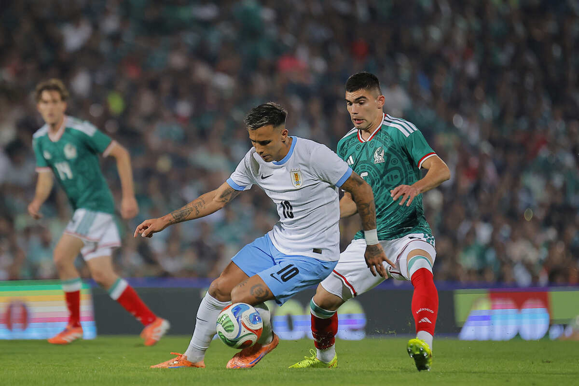 Em amistoso preparatório para a Copa, México e Uruguai mostram pouco e empatam sem gols