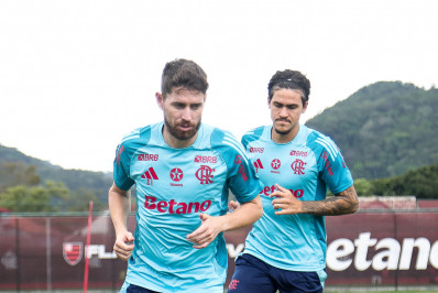Jorginho participa de treino no Ninho, e deve ser relacionado para o Fla-Flu