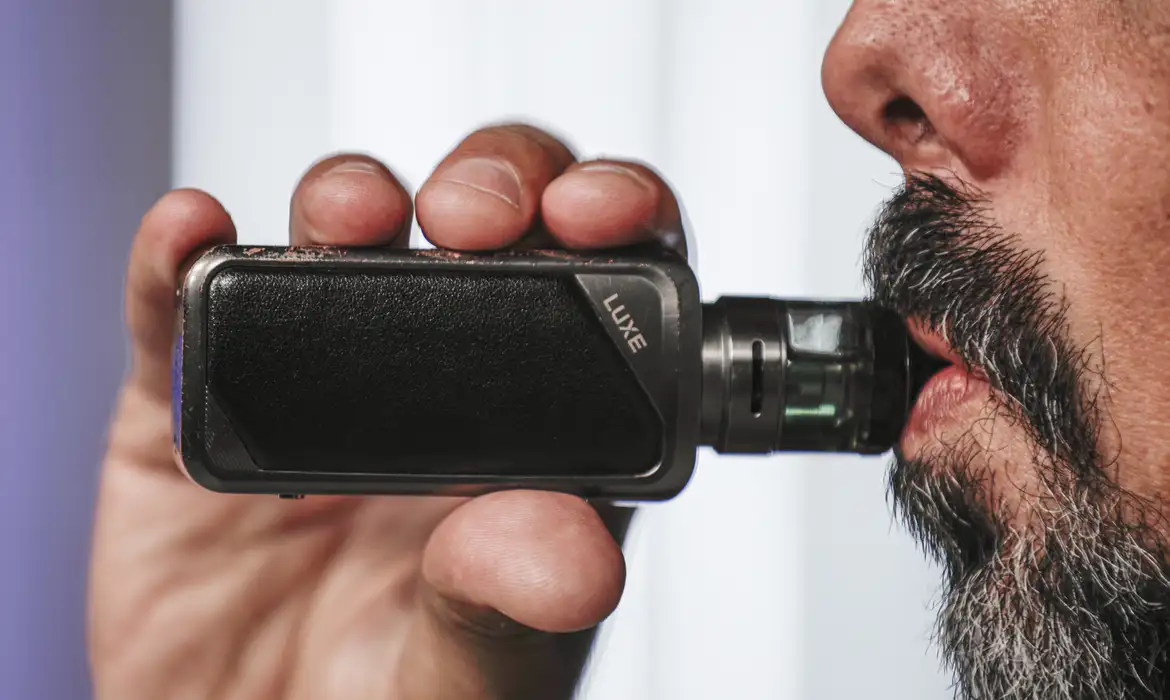 OMS pede que países regulem novos produtos à base de nicotina