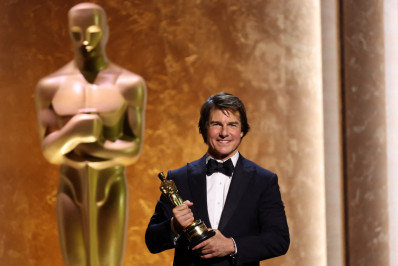 Tom Cruise recebe Oscar honorário e é ovacionado em Hollywood